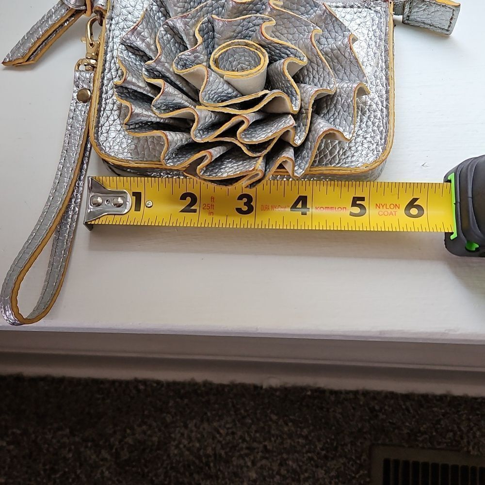 Jazzd Silver and Gold wristlet with flower - Picture 6 of 7